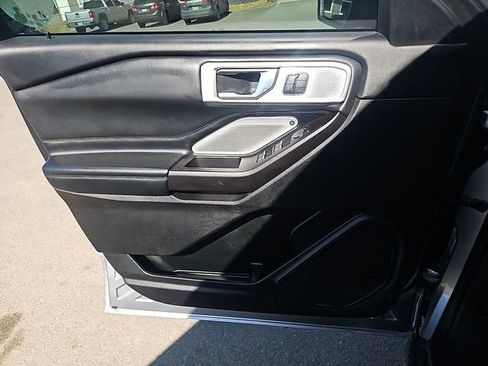 Used 2020 Ford Explorer Platinum w/ Premium Technology Package image 16
