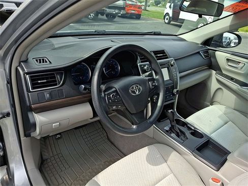 Used 2016 Toyota Camry image 10