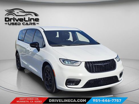 Used 2024 Chrysler Pacifica Limited FWD image 8