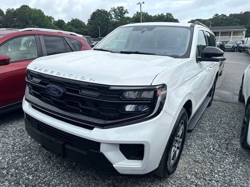 Used 2025 Ford Expedition Active RWD image 1