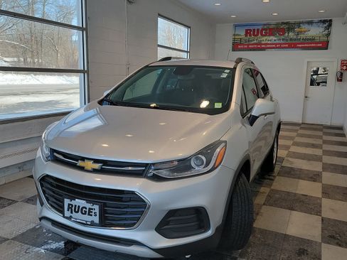 Used 2021 Chevrolet Trax LT image 2