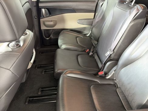 Used 2026 Kia Carnival FWD image 23