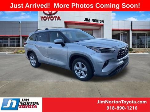 Used 2023 Toyota Highlander LE image 1