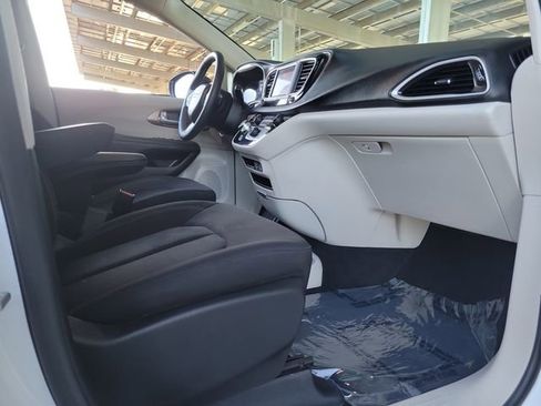 Used 2024 Chrysler Voyager LX image 22