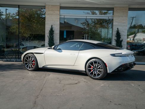 Used 2021 Aston Martin DB11 V8 image 2