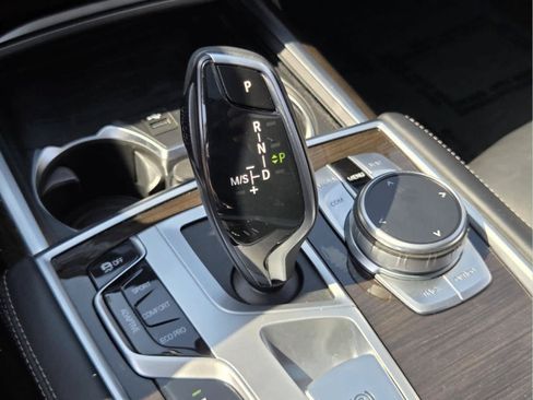 Used 2022 BMW 750i xDrive AWD/4WD image 25