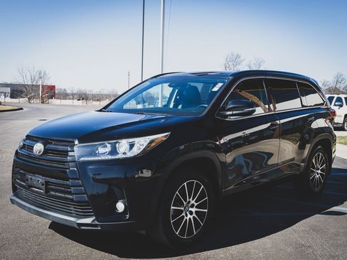 Used 2018 Toyota Highlander SE w/ Carpet Mat Package (TMS) image 5