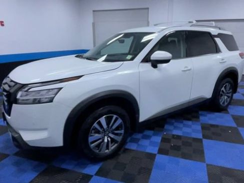 Used 2024 Nissan Pathfinder SL w/ Black Appearance Package AWD/4WD image 4