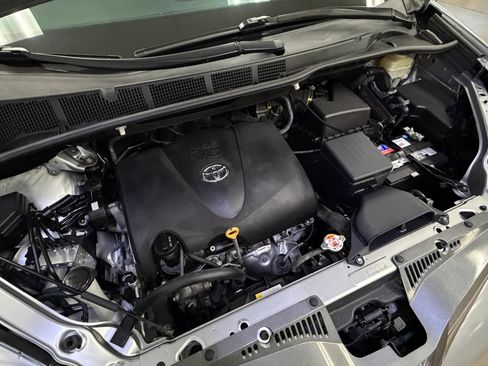 Used 2018 Toyota Sienna XLE Premium AWD/4WD image 26