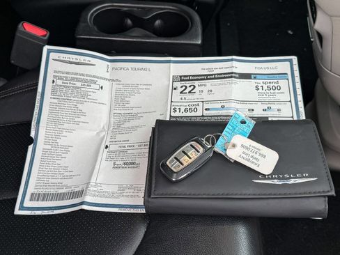 Used 2018 Chrysler Pacifica Touring-L image 33