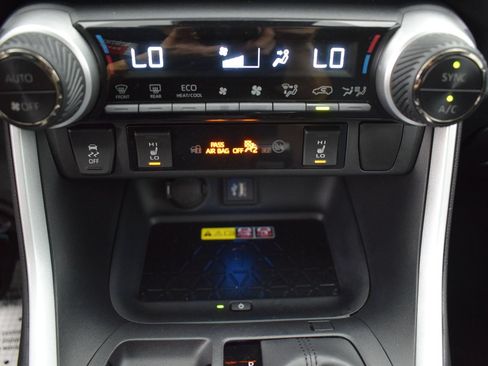 Used 2024 Toyota RAV4 XSE w/ Advanced Technology Package AWD/4WD image 17