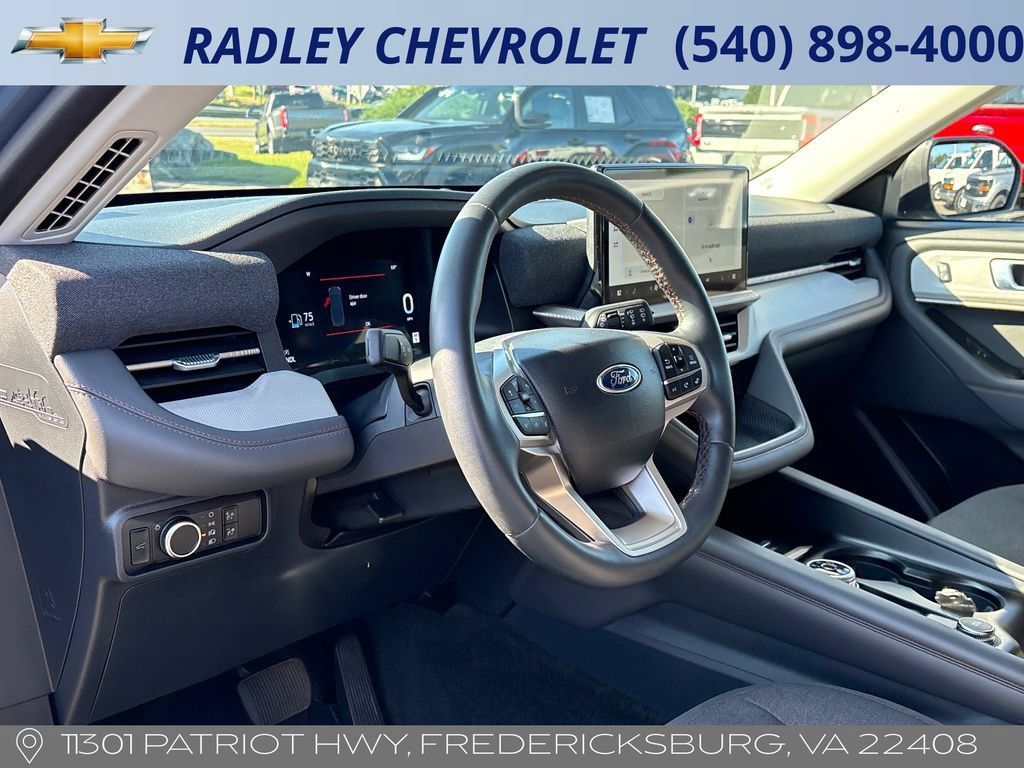 Used 2025 Ford Explorer Active AWD/4WD image 4