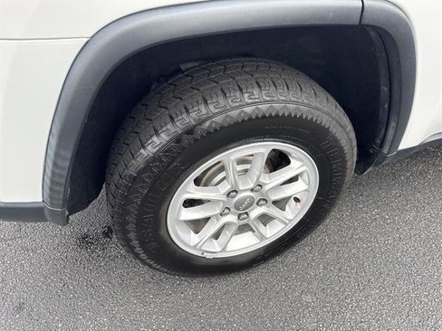 Used 2019 Jeep Grand Cherokee Laredo image 7