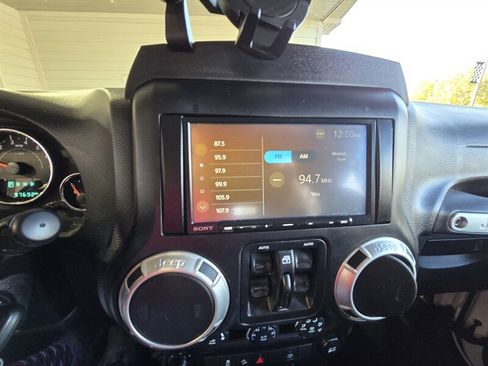 Used 2017 Jeep Wrangler Unlimited Sahara w/ Connectivity Group image 15