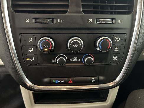 Used 2019 Dodge Grand Caravan SE w/ UConnect Hands-Free Group FWD image 19