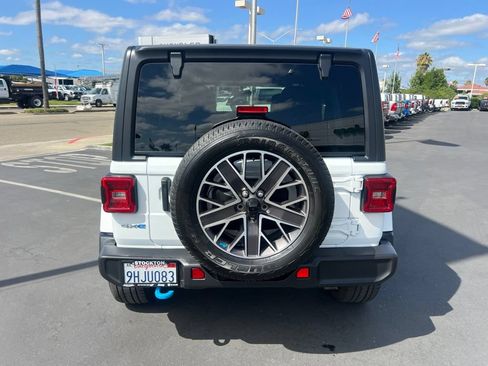 Used 2023 Jeep Wrangler Unlimited Sahara AWD/4WD image 19