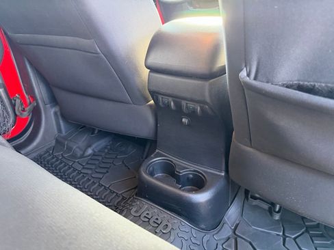 Used 2016 Jeep Wrangler Unlimited Sahara image 34