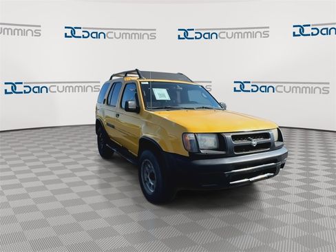 Used 2000 Nissan Xterra XE image 2