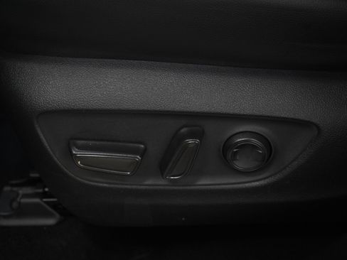 Used 2021 Toyota Highlander XLE AWD/4WD image 25
