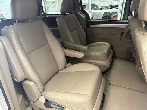 Used 2012 Volkswagen Routan SE image 21