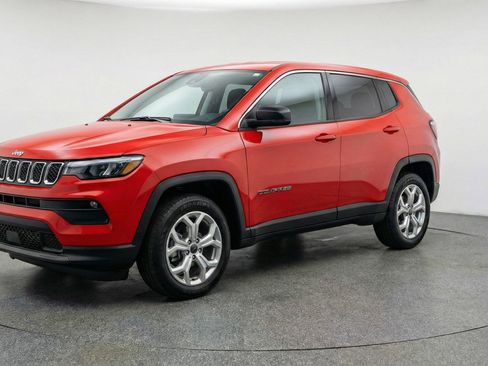 Used 2025 Jeep Compass Latitude AWD/4WD image 3