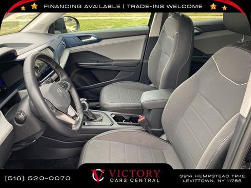 Used 2024 Volkswagen Taos SE image 11