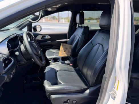 Used 2024 Chrysler Pacifica Limited FWD image 4
