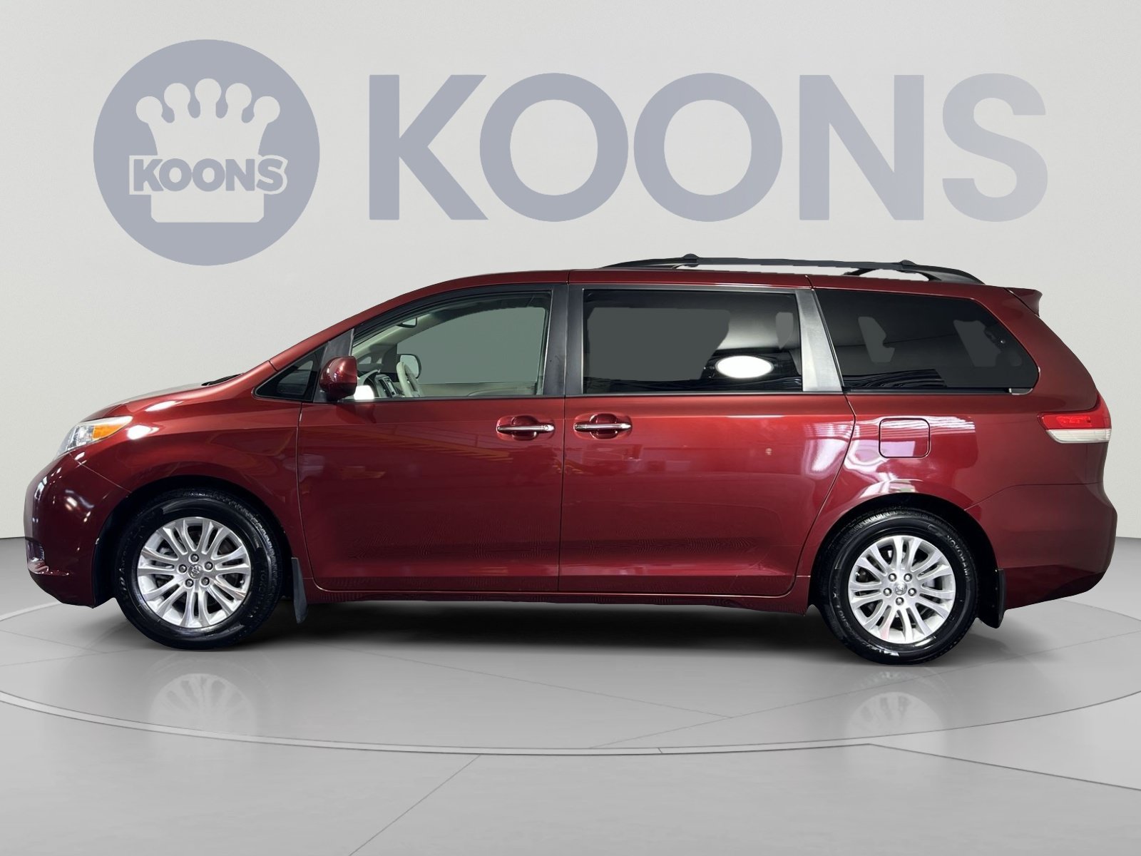 Used 2013 Toyota Sienna XLE w/ Entertainment Pkg FWD image 2