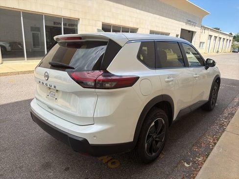 Used 2025 Nissan Rogue SV image 4