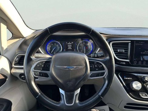 Used 2018 Chrysler Pacifica Touring-L image 17