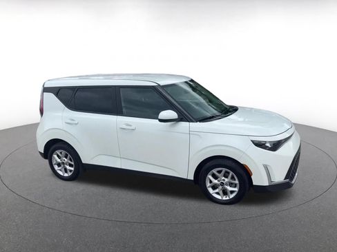 Used 2025 Kia Soul LX w/ LX Technology Package FWD image 2