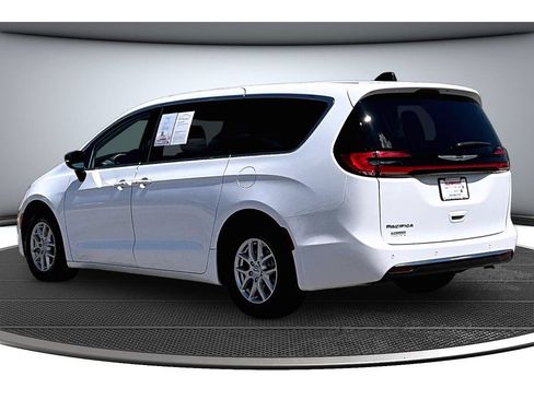 Certified 2024 Chrysler Pacifica Touring-L FWD image 19