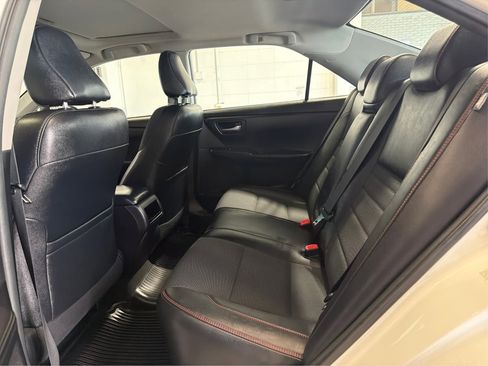 Used 2017 Toyota Camry SE w/ Moonroof Package FWD image 10