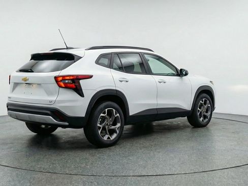 Used 2025 Chevrolet Trax LT w/ LT Convenience Package image 7