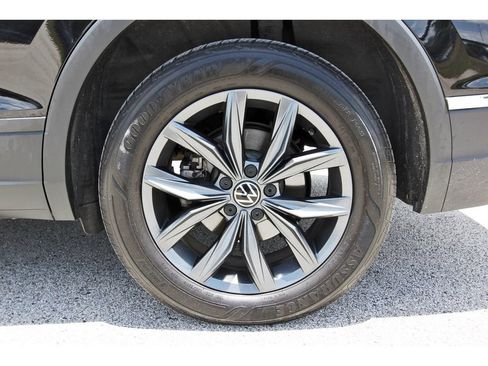 Used 2022 Volkswagen Tiguan SE AWD/4WD image 38