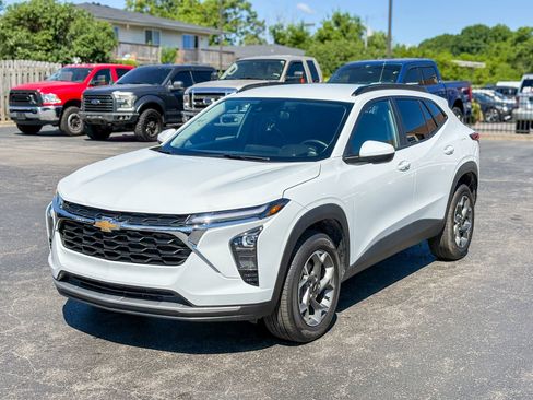 Used 2025 Chevrolet Trax LT w/ Driver Confidence Package FWD image 4