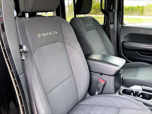 Used 2018 Jeep Wrangler Unlimited Sahara w/ Dual Top Group image 9