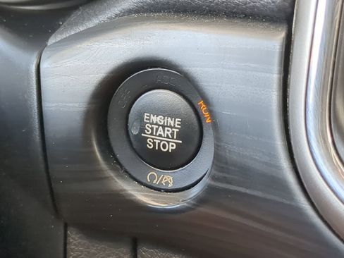 Used 2019 Jeep Grand Cherokee Laredo image 28