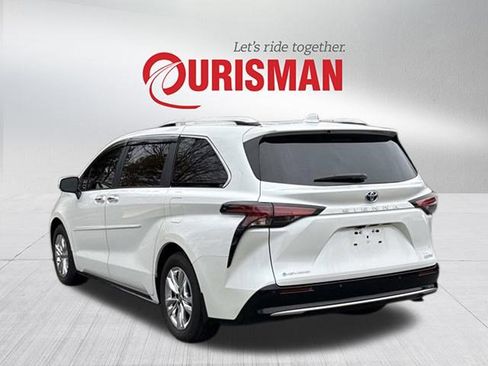 Used 2025 Toyota Sienna Limited image 4