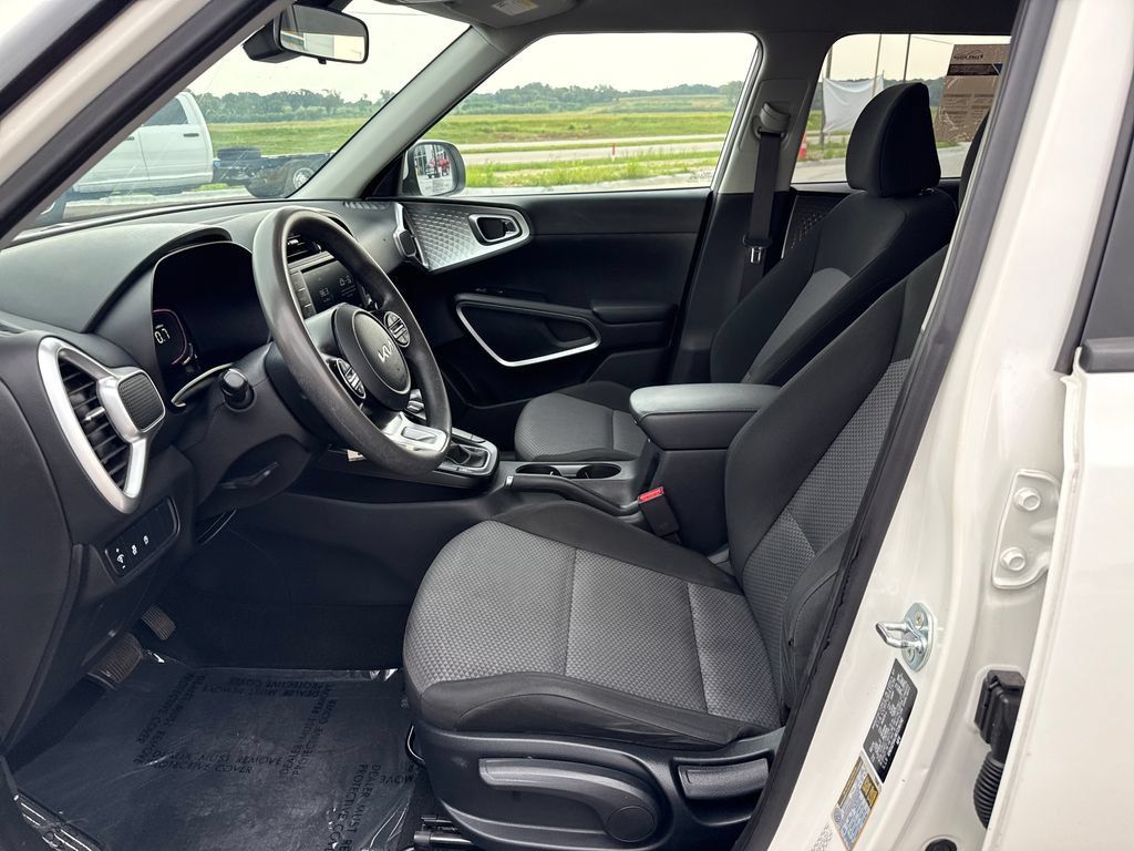 Used 2024 Kia Soul LX w/ Option Group 015 FWD image 9