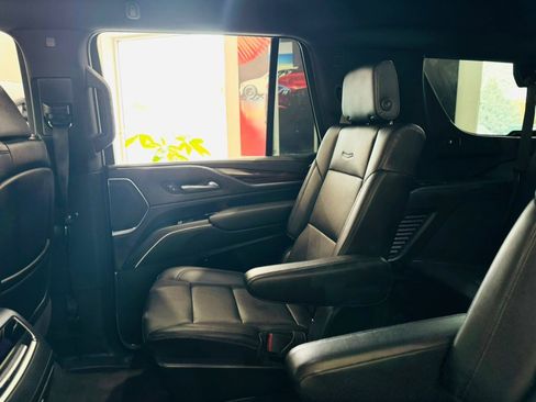 Used 2022 Cadillac Escalade Luxury w/ LPO, Illumination Package image 17