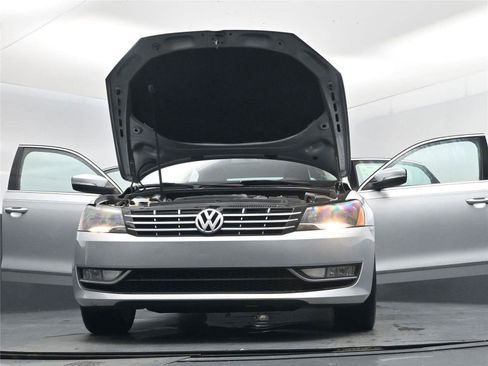 Used 2015 Volkswagen Passat 1.8T SEL Premium image 31