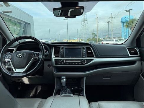 Used 2018 Toyota Highlander XLE FWD image 13