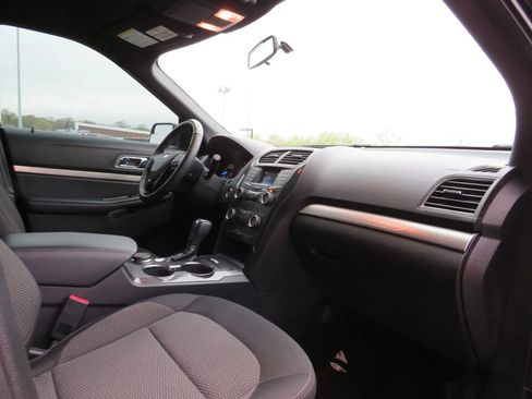 Used 2018 Ford Explorer XLT AWD/4WD image 12