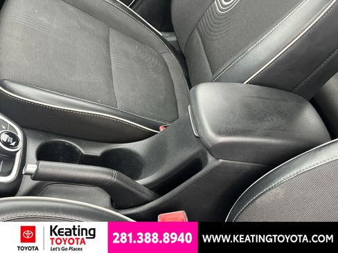 Used 2023 Hyundai Venue Limited FWD image 16