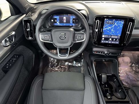 Used 2024 Volvo XC40 B5 Plus AWD/4WD image 4