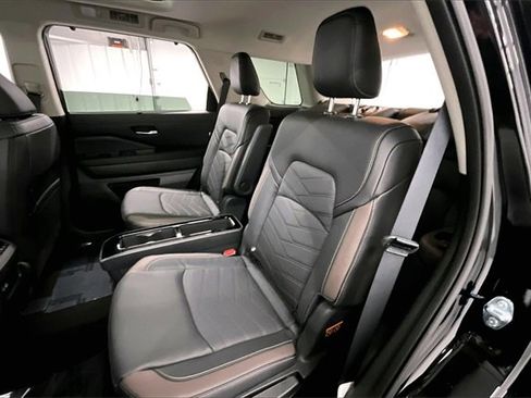 New 2025 Nissan Pathfinder Platinum image 10