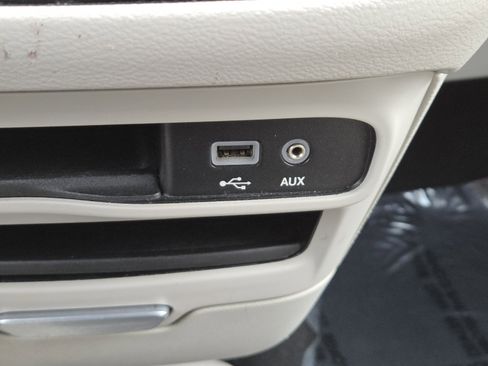 Used 2017 Chrysler Pacifica Touring-L w/ Tire & Wheel Group image 28