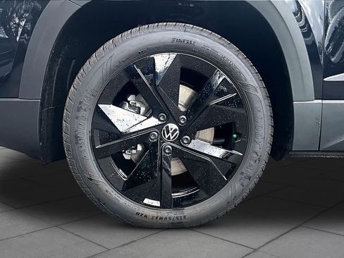 New 2026 Volkswagen Taos SE FWD image 11