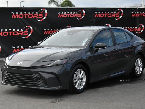 Used 2025 Toyota Camry LE image 3
